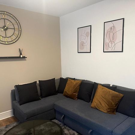 Home Sweet Home In Rg1 With Free Parking Reading Eksteriør bilde