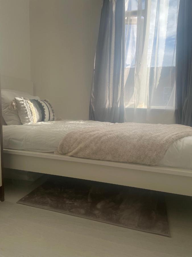 Home Sweet Home In Rg1 With Free Parking Reading Eksteriør bilde