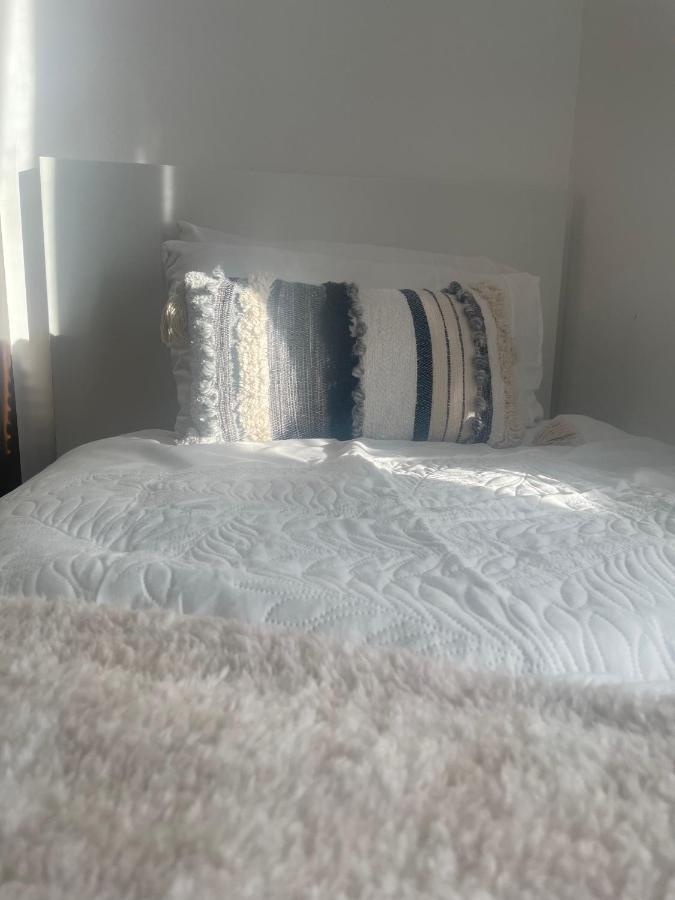 Home Sweet Home In Rg1 With Free Parking Reading Eksteriør bilde