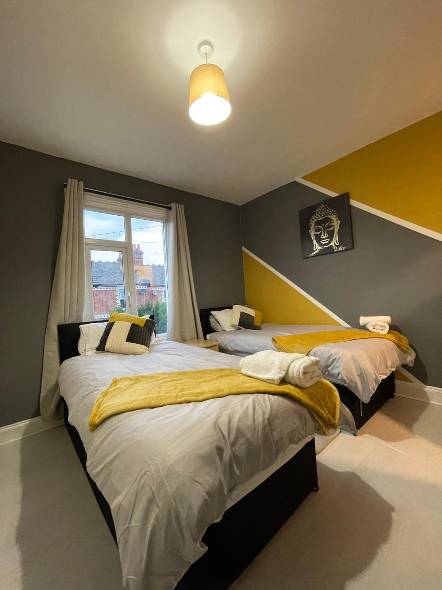 Home Sweet Home In Rg1 With Free Parking Reading Eksteriør bilde